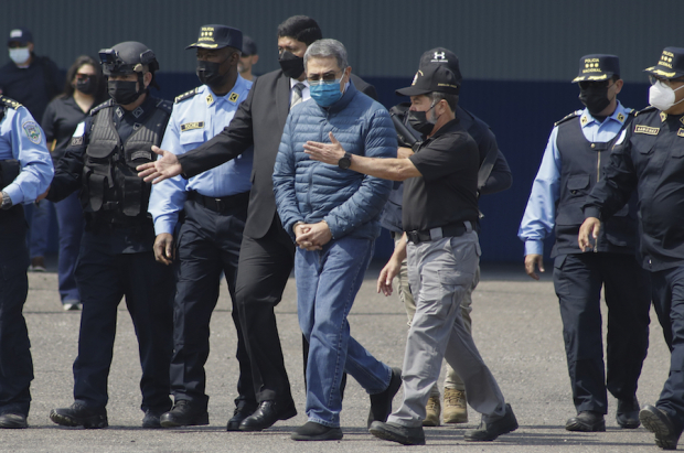 Juan Orlando Hernández (c) en espera de ser enviado a EU, en Tegucigalpa, Honduras, el pasado 21 de abril.
