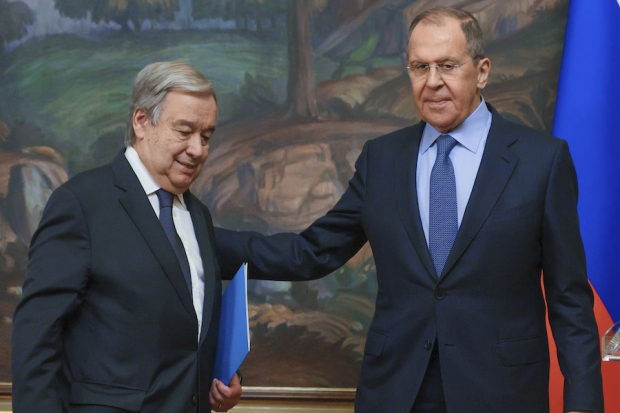 António Guterres (izq.), con el canciller ruso, Serguéi Lavrov, en Moscú, ayer.