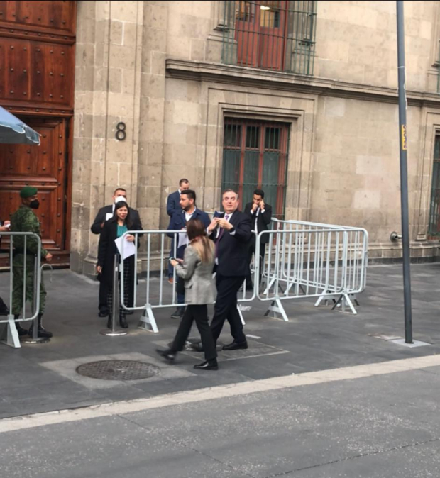 Marcelo Ebrard en su llegada a Palacio Nacional.