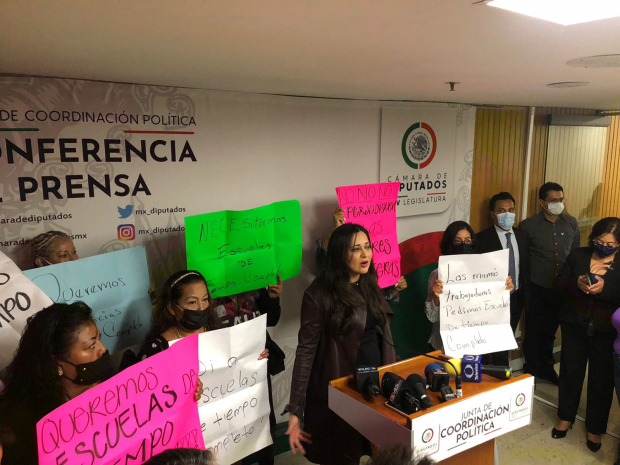 La diputada del PRI Cynthia López, se manifestó acompañada de madres y padres de familia que exigían la reinstalación del programa