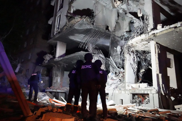 Personal de emergencias evalúa el daño en un edificio en la capital, tras doble ataque.