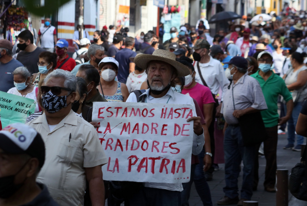 Cientos de personas marcharon en Cuernavaca, Morelos, ayer.