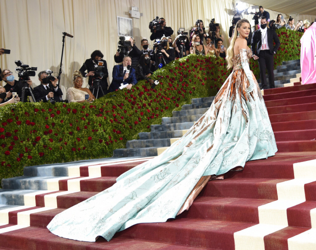 Blake Lively luce impactante vestido de Versace en la Met Gala 2022