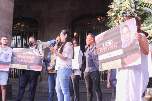Militantes del PRD exigen justicia por Línea 12 del Metro.