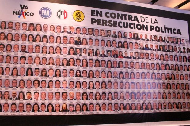 El muro contra una supuesta persecución política, donde aparecen los rostros de Aristegui y Chumel