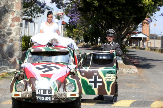 El VW con camuflaje y adornos nazi