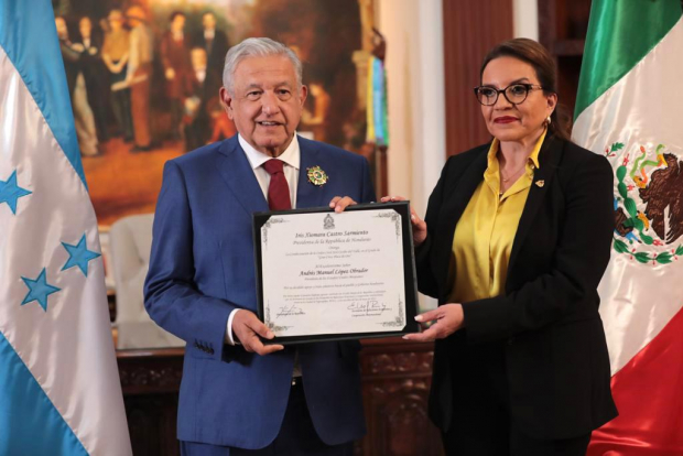 AMLO recibe la Orden Civil José Cecilio del Valle, de manos de la presidenta Xiomara Castro.