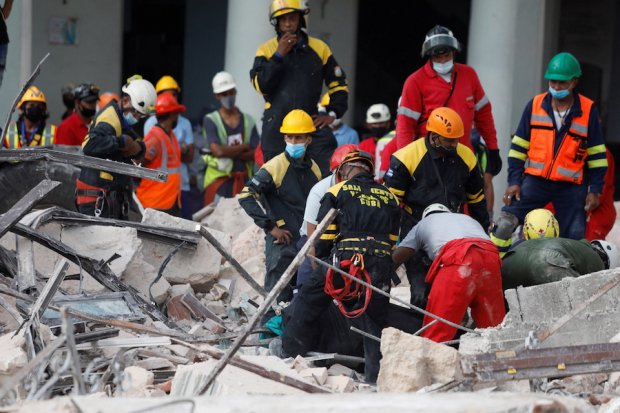 Rescatistas buscaron hasta entrada la noche a sobrevivientes entre los escombros.