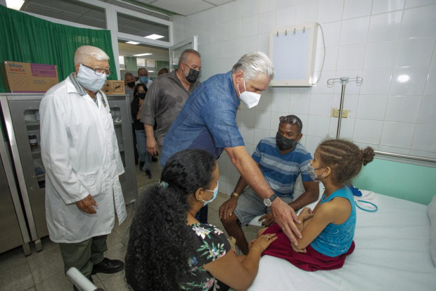 El presidente Miguel Díaz-Canel visitó a los heridos en uno de los hospitales, además de acudir al lugar.