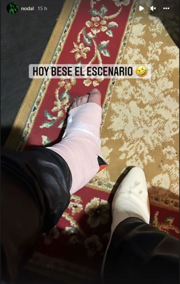 Christian Nodal enseñó su pie vendado tras el accidente