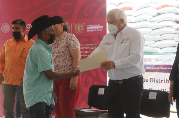 El secretario de Agricultura y Desarrollo Rural, Víctor Villalobos Arámbula, entrega fertilizantes gratuitos a un campesino en Guerrero.