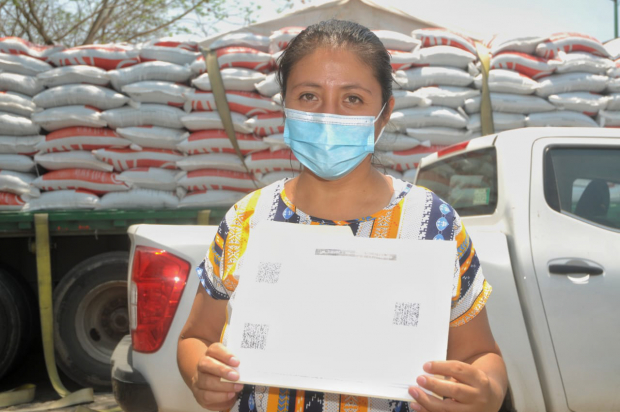 Campesina recibe fertilizantes gratuitos en Guerrero.