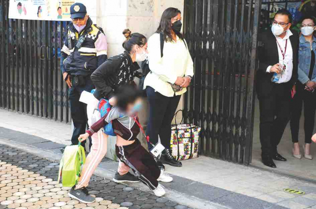 Un niño se resiste a regresar a clases el 25 de abril, tras las vacaciones de Semana Santa. México se ubica en el lugar 53 en la prueba PISA.