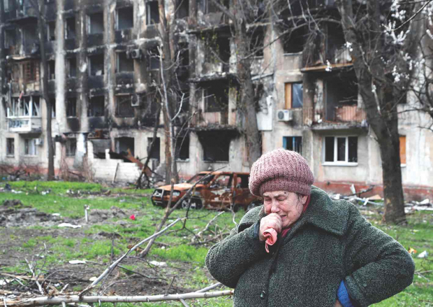 Una ucraniana llora frente a un edificio destruido, en Mariupol.