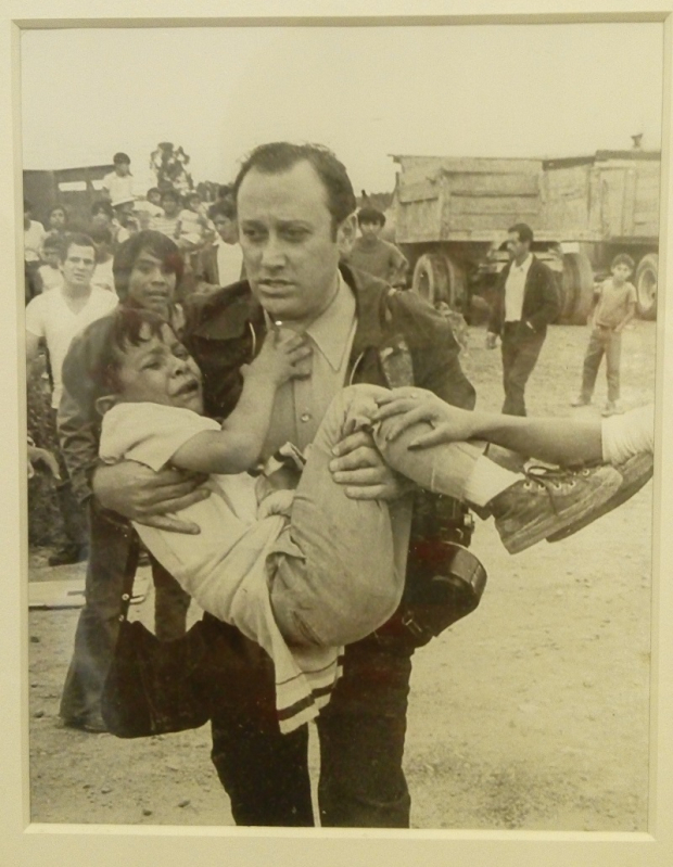 El fotoperiodista rescatando a un niño después de un accidente. La imagen forma parte del acervo del Museo del Estanquillo.