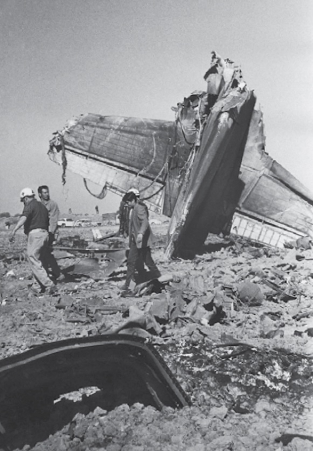 Lago de Texcoco, 1967. Restos de un avión cubano que se estrelló cuando se preparaba para el aterrizaje. Los diez pasajeros a bordo fallecieron.
