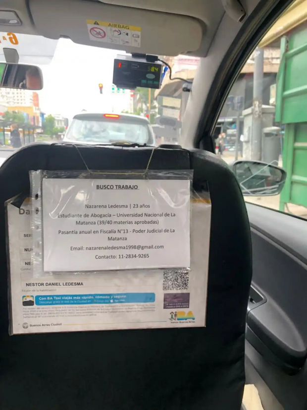 Taxista pega el CV de su hija en asiento trasero; le consigue varias entrevistas