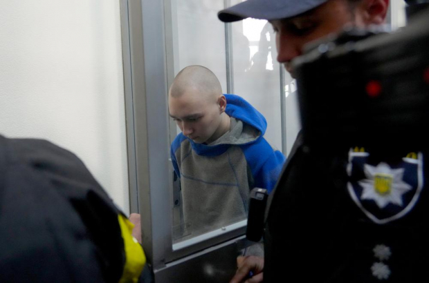 Vadim Shishimarin, de 21 años, detrás de un vidrio durante una audiencia en la corte en Kiev, Ucrania.