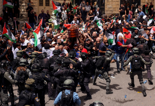 Policías de Israel arremeten contra los dolientes en el funeral de la periodista, ayer.
