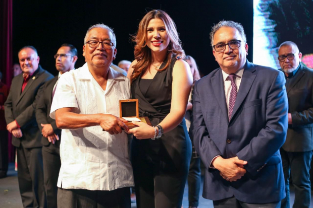 Marina del Pilar agradeció personalmente a los más de mil maestros presentes en el evento por transformar para bien las vidas de las y los bajacalifornianos