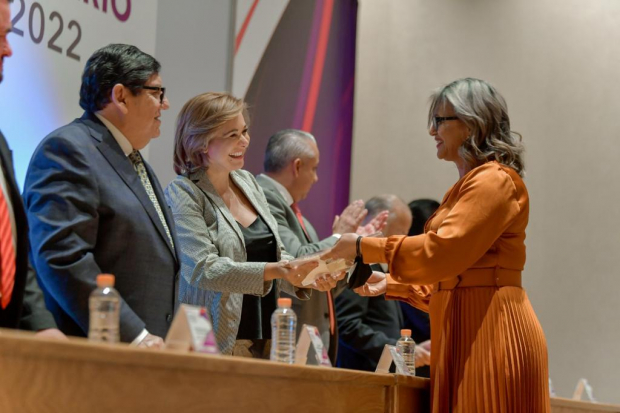 Maru Campos, gobernadora de Chihuahua, entrega reconocimientos a maestros de la Sección 8 del SNTE
