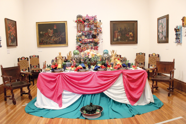 En la Sala Silvio Contri se exhibe una mesa mexicana creada por Alfredo Marín: un montaje escenográfico que exalta un carácter festivo.