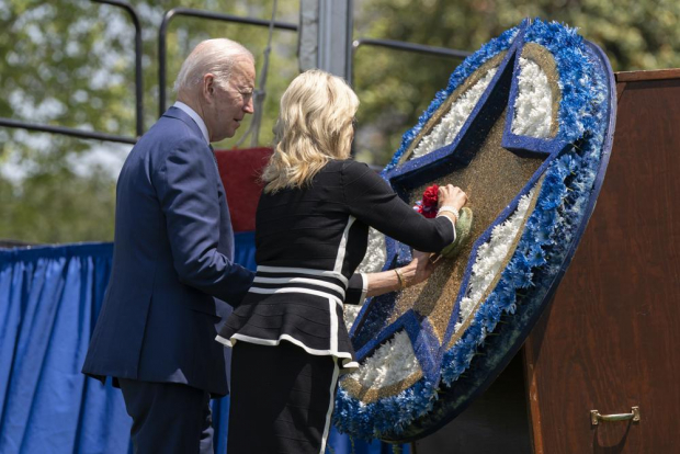 Joe Biden y Jill Biden, colocan flores durante la ceremonia en honor a los oficiales caídos.