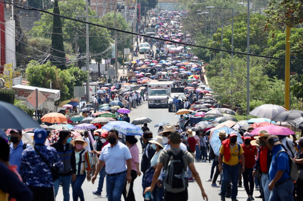 Cientos de educadores marcharon en Oaxaca para pedir la desaparición de la Unidad del Sistema para la Carrera de los Maestros, ayer.