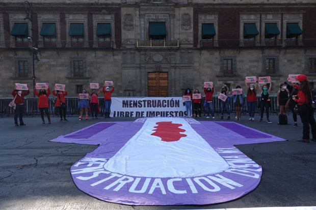 Mujeres protestaron el 28 de mayo de 2021 en el Zócalo contra IVA a productos de higiene íntima, y para exigir dar fin a una estigmatización de la menstruación; en México, existen al menos tres iniciativas para facilitar el permiso laboral menstrual.