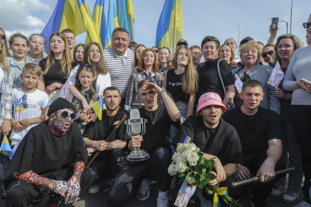Kalush Orchestra, grupo ganador del concurso Eurovisión 2022, retornó a Ucrania como “héroe” y anunció que subastará su premio para donar los recursos a su ejército defensor.