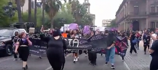 Integrantes de colectivos feministas marchan en Nuevo León como durante la convocatoria para declarar Luto Nacional.