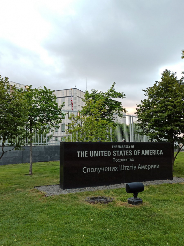 Estados Unidos informó que ayer, a poco más de tres meses de cerrar la embajada en Kiev, ésta reabrió sus puertas para externar su apoyo al gobierno atacado.