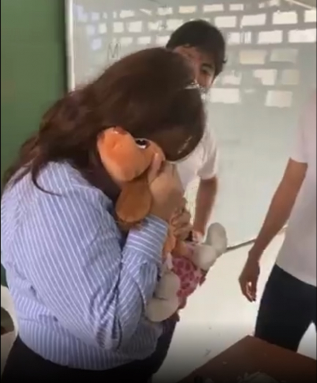 Maestra rompe en llanto por el gesto de sus alumnos