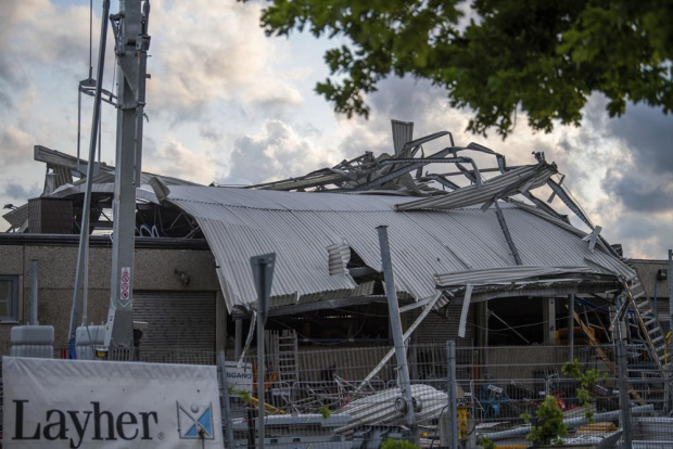 El techo de un distribuidor de maquinaria de construcción cayó durante la tormenta en Paderborn, Alemania.