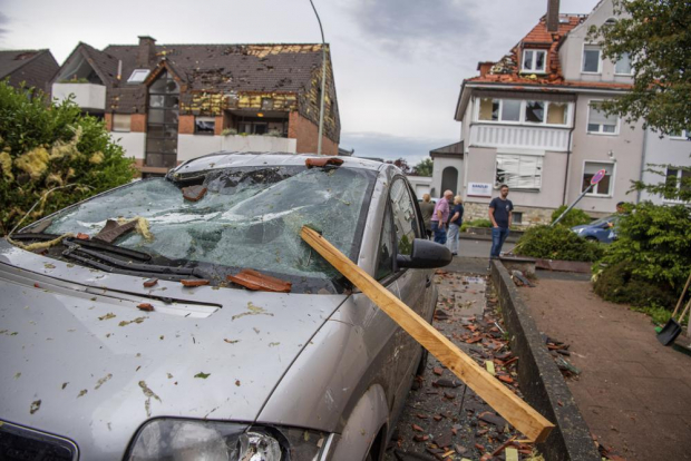 Un automóvil dañado se ve después de una tormenta en Paderborn, Alemania.