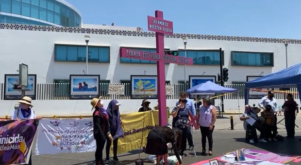 Familiares y amigos de Zyanya Estefanía colocan una cruz en su honor afuera de la Fiscalía General de Puebla, el domingo pasado.