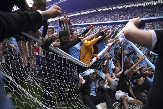 Fans del Manchester City rompieron una portería en las celebraciones de la Premier League.