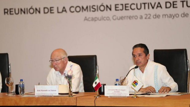 El embajador de EU en México, Ken Salazar y el gobernador de Quintana Roo, Carlos Joaquín