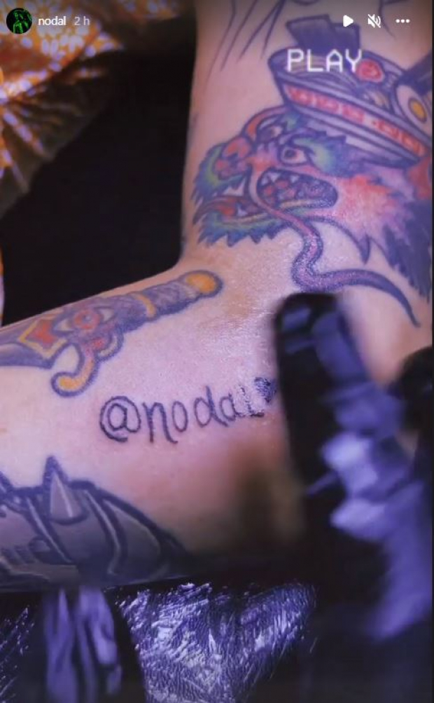 Christian Nodal tatúa a sus fans