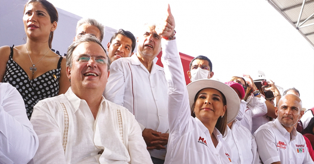 El canciller Marcelo Ebrard y la candidata a la gubernatura de Quintana Roo, Mara Lezama, en Cancún, ayer.