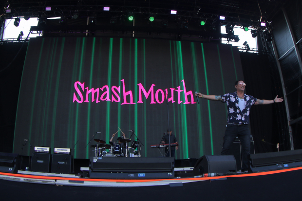 Los californianos de Smash Mouth, ayer en el escenario Kia.