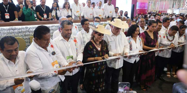 El momento en que la gobernadora Evelyn Salgado y el secretario Miguel Torruco realizan corte de listón inaugural del Pabellón de Guerrero,