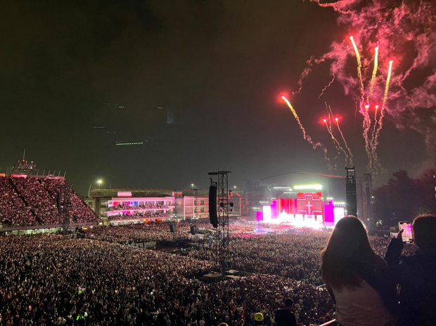 Fotografía de los fuegos pirotécnicos durante el concierto de Justin Bieber en el Foro Sol.