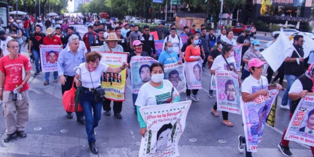 Familiares de los 43 normalistas de Ayotzinapa marchan en la CDMX.