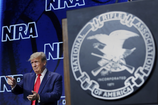 Donald Trump, durante su discurso en la convención de la NRA, ayer.