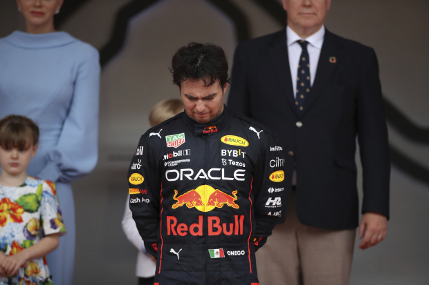 Checo Pérez llora en el himno nacional de México, durante la premiación del Gran Premio de Mónaco.