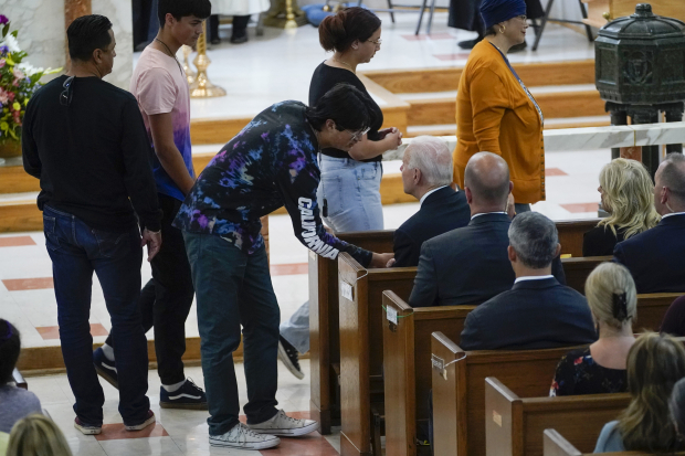 Dialoga con afectados durante la misa celebrada en la iglesia del Sagrado Corazón.