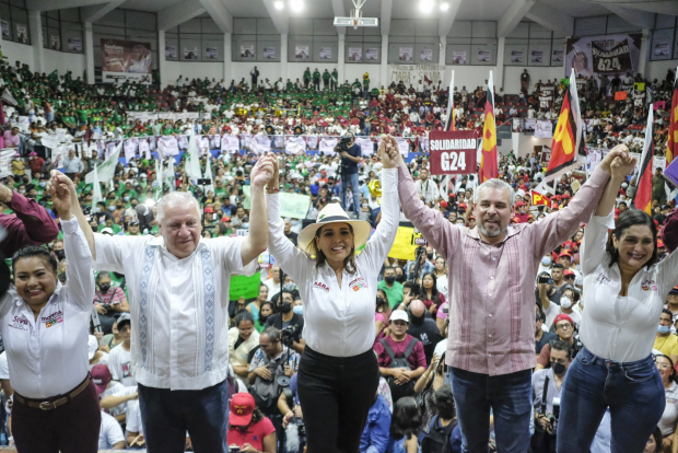 Mara Lezama (centro), con el gobernador de Michoacán (der.), ayer.