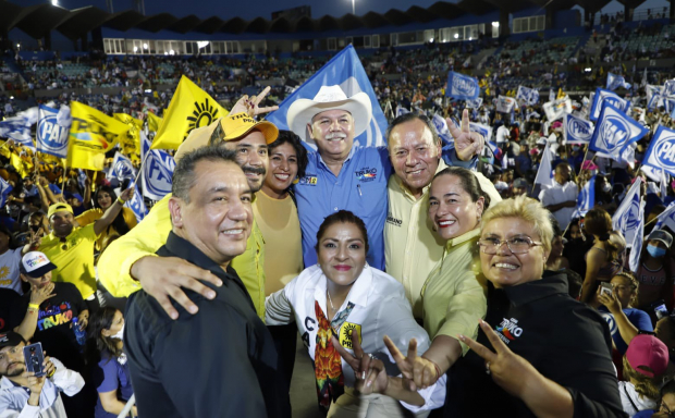 Verástegui (centro), acompañado por el líder del PRD, en Reynosa, el sábado.
