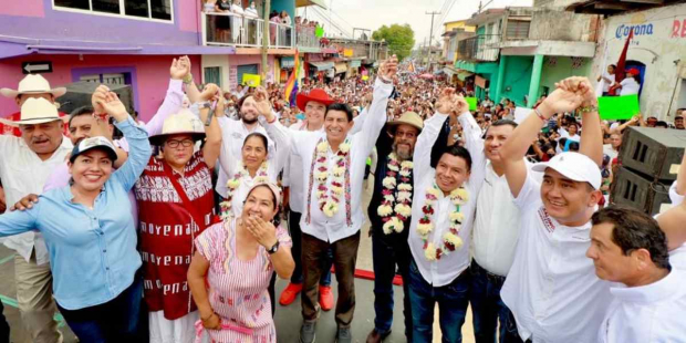 Salomón Jara Cruz anunció que trabajará para pavimentar el camino que conduce a la cabecera municipal de Acatlán de Pérez Figueroa, en la región de la Cuenca del Papaloapan.